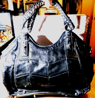 BCB Generation~Max Azria Bolsa Tote Preta Metálica Brilhante Bolsa Corrente Acento - Imagem 1 de 4