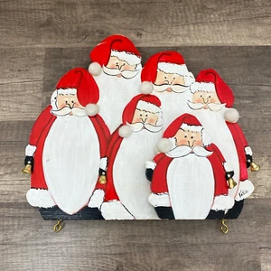 Vintage 6 Weihnachtsmänner Tole bemalte Holz Wandbehang Glocken 3D Kitsch Weihnachtsdeko - Bild 1 von 12