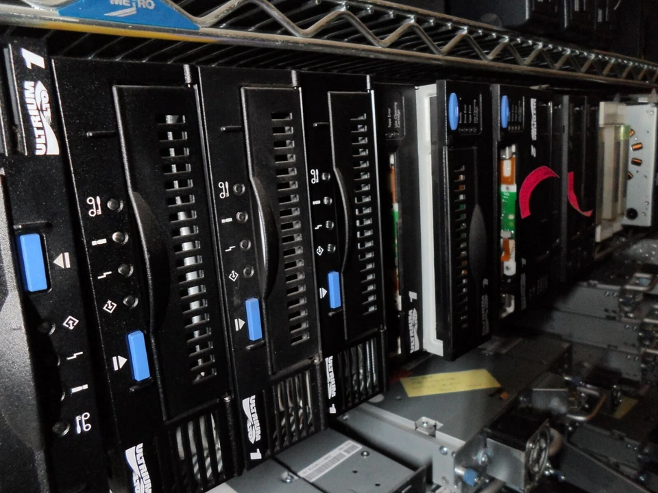 HP SureStore Ultrium215 LTO1 C7421A  LVD SCSI Ultrium1 LTO1 External HH Drive - Image 1 of 1