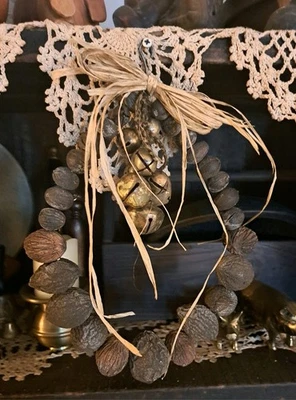 10.5L×7.5W PRIM RUSTIC CABIN  DISTRESSED BL WALNUT/BELL/HICKORY NUT OVAL WREATH  - Image 1 of 3