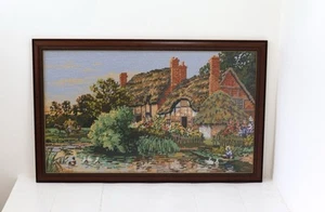 "Imagen de tapiz vintage terminada casa de campo punta de aguja enmarcada 26"" X 16,25""" - Imagen 1 de 10