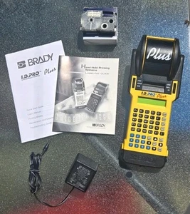 Brady I.D.Pro Plus Drahtmarker Etikettendrucker + Etui, Netzteil, Handbuch, Etikett - Bild 1 von 8