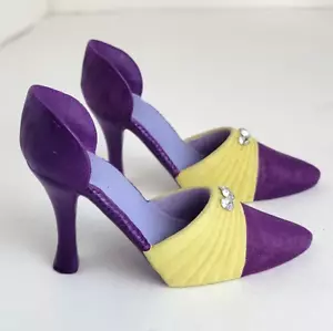 Paar lila Harz hochhackige Schuhe Figur mit Strass - 3,5" L x 2,5" H - Bild 1 von 9