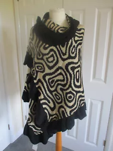 Warm shawlwrap- black/beige pattern with flounced edges - Picture 1 of 8