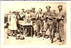 MILITÄR MÄNNER WERDEN VOM ROTEN KREUZ BEDIENT : NAYEN, DEUTSCHLAND : RPPS : 1921 - Bild 1 von 4