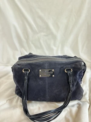 Auténtico bolso de gamuza Kate Spade, asas de charol trenzado azul marino - $599  Foto 1 de 4