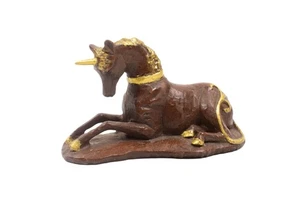 Estatuilla de unicornio reclinada marrón Red Mill Mfg EE. UU. tallada concha/resina de nueces 5,75" - Imagen 1 de 8