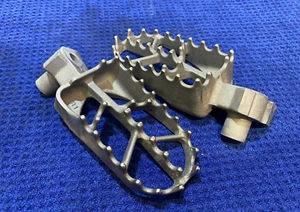 YZ 125 OEM YAMAHA FOOTPEGS PEGS ASSEMBLY YAMAHA YZ250 YZ125 FOOTPEGS YZ125 #98 - Picture 1 of 6