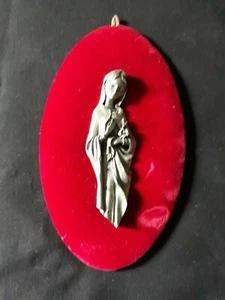 DEVOTIONSRAHMEN - ZEITGENÖSSISCHE JUNGFRAU aus ZINN auf ROTEM SAMT - 19 x 11 cm. - Bild 1 von 3