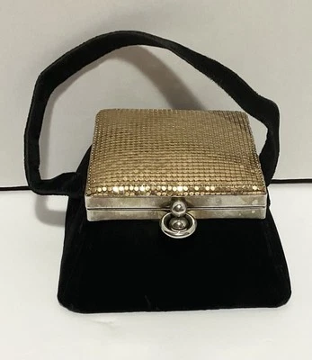 Bolso de mano de noche vintage de terciopelo negro y malla dorada pastillero Foto 1 de 4