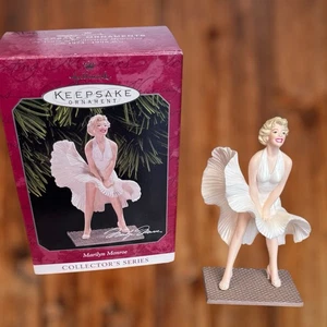 Vestido falda voladora Hallmark Keepsake adorno Marilyn Monroe sobre rejilla de metro - Imagen 1 de 5