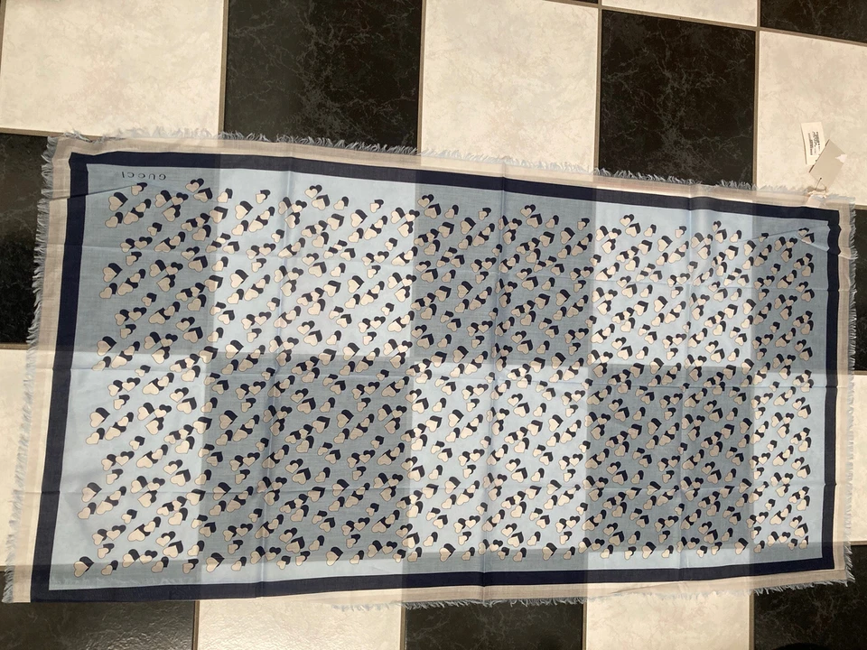 NUEVO CON ETIQUETAS 100% AUTÉNTICO Gucci Niños Pareo Nihar Estampado Corazón Algodón Bufanda 78X140 Foto 1 de 4