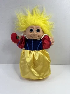 Bambola Russ Troll Kidz Biancaneve anni 90 con corpo peluche morbido 12” capelli gialli - Foto 1 di 5