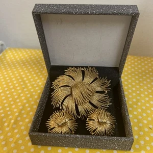 Vintage MONET Gold Tone Cordelia Statement Runway Brooch Pin Earrings Set Signed - Picture 1 of 15