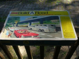 Vintage Matchbox Build a Road Spielset mit grober Box für 1/64 40 plus Teile - Bild 1 von 6