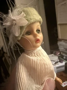 Vintage Pillendose Modepuppe Hut mit Blume. Passend für Little Miss Reckon usw. - Bild 1 von 7