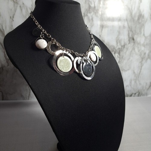 VETEMENTS Collana donna NY strato disco bavaglino tono argento bianco grigio nero pietre acriliche