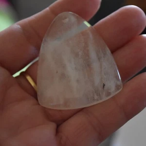 Colgante de escudo tallado a mano de roca cristalina natural semilla de lemuriana dorada W787 - Imagen 1 de 9