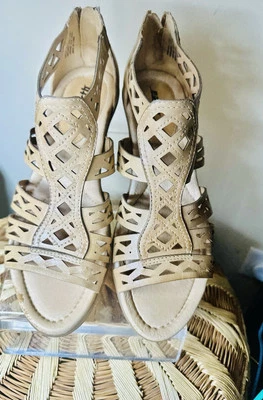 Earth Women's Sz 9.5 Petal Back Zip Wedge Heeled Sandals Laser Cut Leather Sand - Image 1 of 4