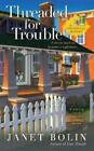 Janet Bolin Threaded For Trouble (Tascabile) Threadville Mystery