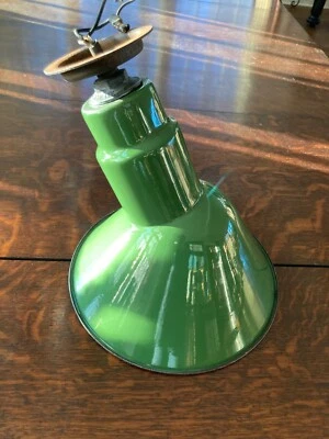 Aplique de gasolinera industrial verde abolite iluminación antigua porcelana en ángulo Foto 1 de 4