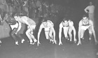 Photographie 5Z vue artistique ligne de départ hommes course course piste foule POV années 1950