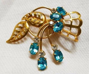 ANCIENNE BROCHE FLEUR signé Antoinette PLAQUÉ OR 1/20 -12K CRISTAL BLEU BLANC F8 - Picture 1 of 4