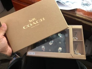 Neu Coach verpackt Eckreißverschluss Armband in Signatur Leinwand Schneemann Druck mit Charms - Bild 1 von 6