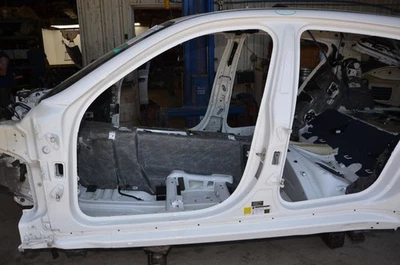 Porsche Panamera 970 2010-2016 4,8 L lado izquierdo del conductor basculante y corte de poste Foto 1 de 4