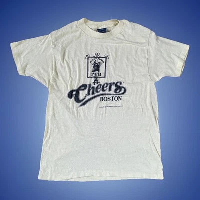 Camiseta De Colección 1987 Cheers Boston Bull Finch Pub Talla M Puntada Única Amarilla *LEER* Foto 1 de 4