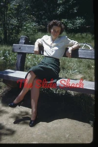 bella gonna donna verde seduta su panchina 1946 bordo rosso Kodachrome 35mm scivolo - Foto 1 di 1