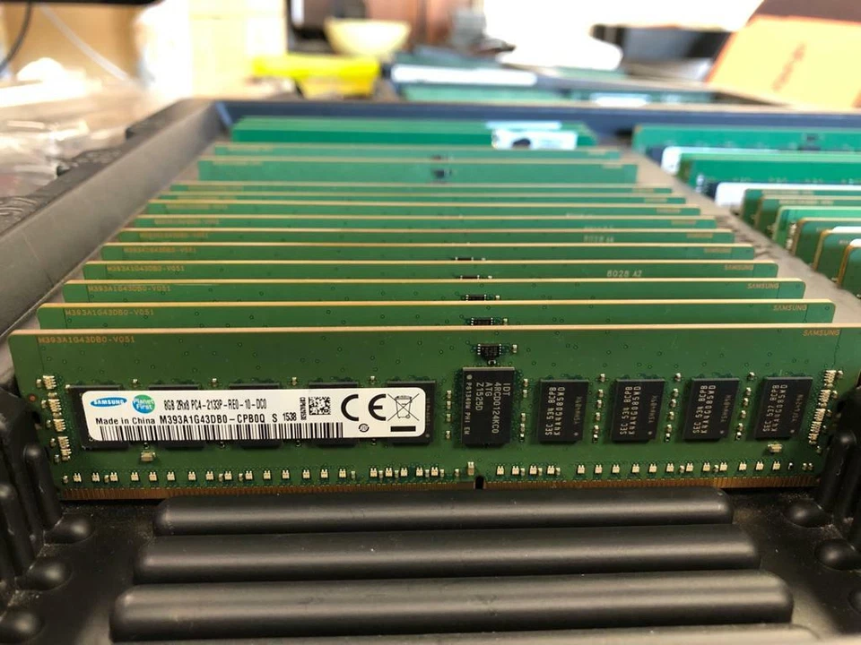 SAMSUNG 8GB PC4-17000P-R DDR4-2133P-R  M393A1G43DB0-CPB0Q 2RX8 CL15 288 PIN - Image 1 of 2