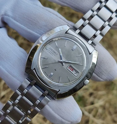 Reloj para hombre Seiko 1976 automático 7006-7080 ''forma Batman'' vintage hecho en Japón Foto 1 de 4