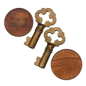 2x PICCOLE CHIAVI IN LATTA con fiocco QUADRAFOGLIO OTTONE 11/8" - chiave antica - ref.k692 - Foto 1 di 5