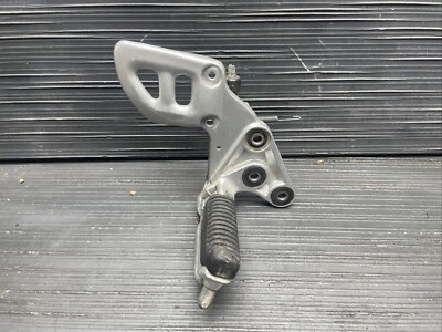 Suzuki Hayabusa GSX1300R 2006 estriba delantera derecha y soporte #102524 Foto 1 de 4