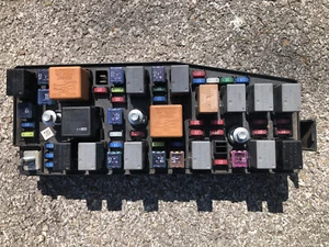 2008-2009 Saturn Vue 2.4l Engine Fuse Box Relay Junction Block OEM - Picture 1 of 2