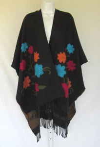 VINTAGE 1970s 80s PONCHO STYLE FLORAL SHAWL FRINGE TRIM ACRYLIC - Picture 1 of 11