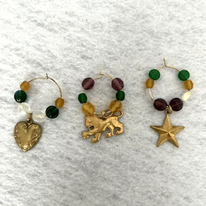 Juego de 3 dijes de copa de vino tono dorado con cuentas estrella corazón león fiesta de Mardi Gras - Imagen 1 de 2