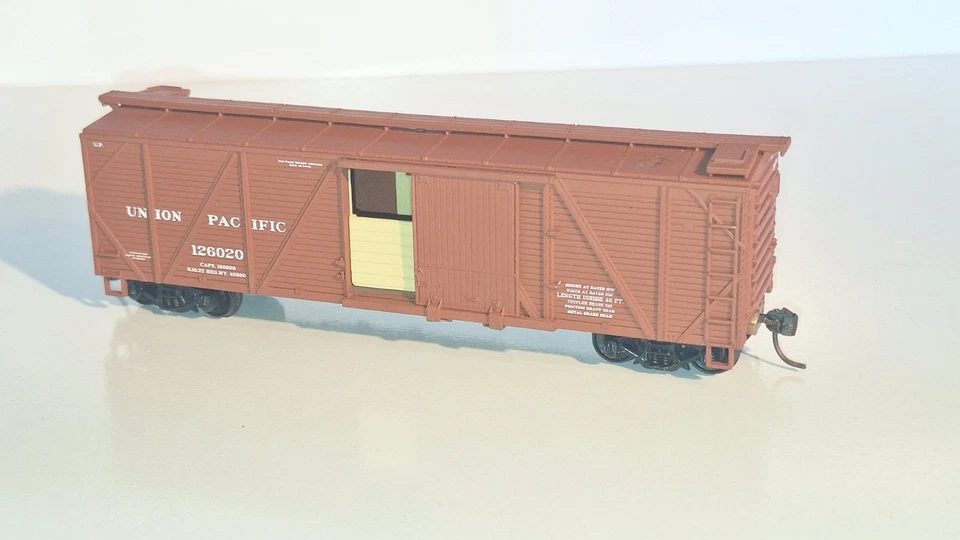 Unbranded, 40' Boxcar, Union Pacific. Good cond. HO Scale. Plastic wheels.No Box - Image 1 of 4