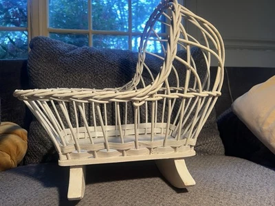 Cuna/balancín para muñecas vintage/antiguo de mimbre y madera Foto 1 de 4