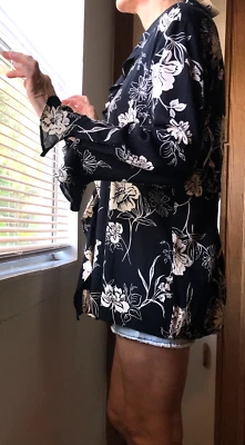 Top túnica Lola P. Boho negro y marfil floral rayón manga larga botón delantero talla M/L Foto 1 de 4