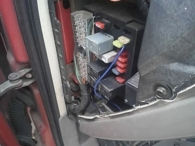 2003 Oldsmobile Alero Interior Cabin Fuse Box - Image 1 of 1