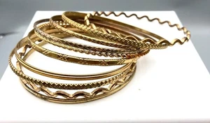 Goldfarbenes Armband Konvolut, stapelbare dünne Armreifen zum Tragen und Teilen, Vintage Konvolut - Bild 1 von 3