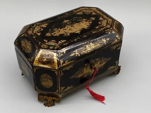KOMPLETTE UND ORIGINAL CHINESISCHE EXPORT-TEEDOSE AUS DEM 19. JAHRHUNDERT SCHWARZ & VERGOLDET LACK - Bild 1 von 24