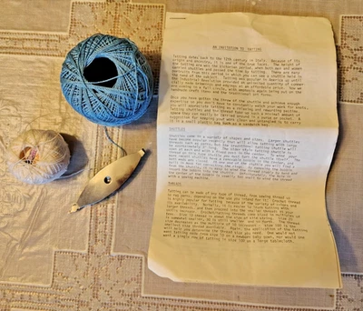 Kit de atornillado de aguja vintage con lanzadera, instrucciones, hilo - The Mad Tatter Foto 1 de 4