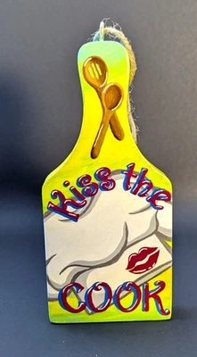  Letrero colgante de madera pintado con letras a mano KISS THE COOK placa chef  Foto 1 de 4