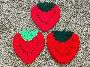 Lote de 3 agarraderas de fresa de ganchillo hechas a mano - Imagen 1 de 5