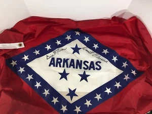 Muy Raro e Irónicamente Autografiado Bill McCuen Darrell Glascock Bandera de Arkansas  - Imagen 1 de 5