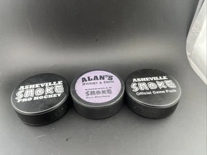 Asheville Smoke Hockey Pucks 3 dischi diversi USHL spedizione gratuita - Foto 1 di 8