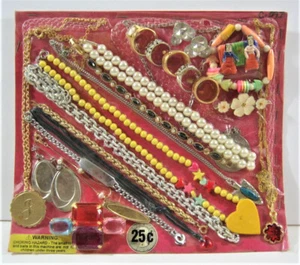 Vintage Necklace Bracelet Rings Prize Old Gumball Vend Machine Display Card #107 - Picture 1 of 1